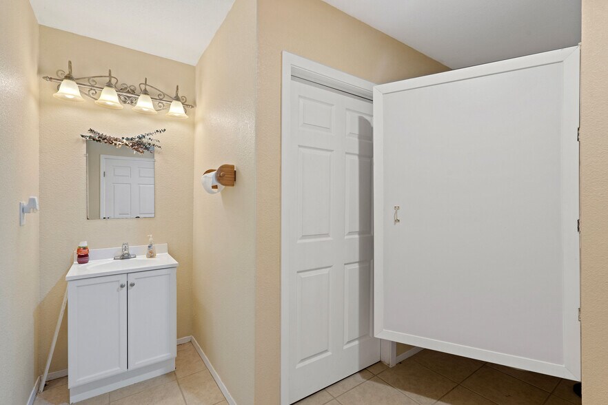 More Photos Of 2225 S State Highway 95, Taylor Freestanding For Lease