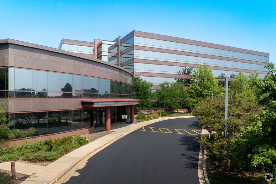 More Photos Of 4 Overlook Pt, Lincolnshire Office For Lease