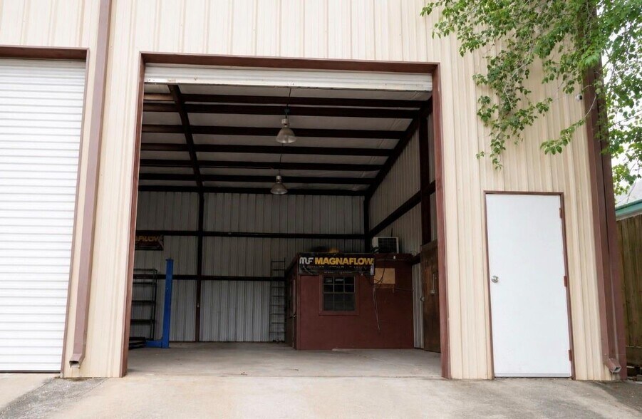 More Photos Of 3919 Harrisburg Blvd, Houston Flex For Lease