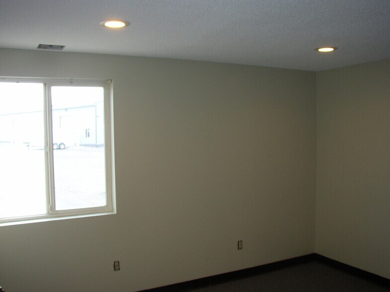 More Photos Of 945 5th Ave SE, Hutchinson Light Manufacturing For Lease