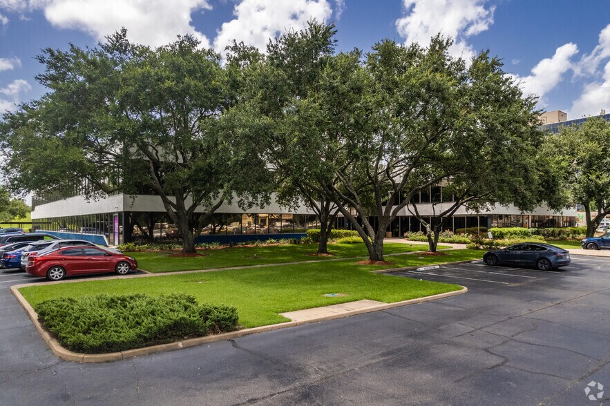More Photos Of 810 Highway 6 S, Houston Medical For Lease