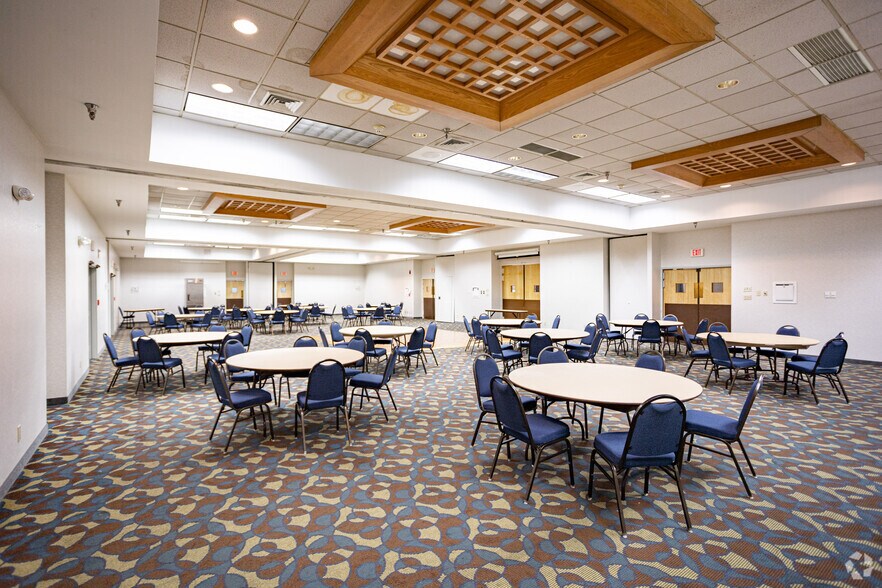 More Photos Of 2910 Fort Campbell Blvd, Hopkinsville Hotel For Sale