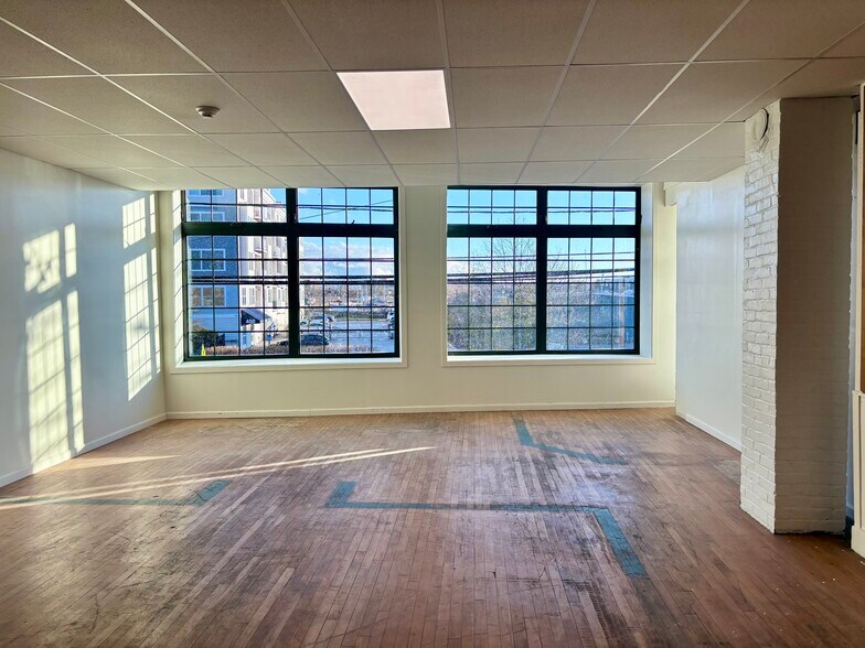 More Photos Of 369 Bank St, New London Storefront Retail Residential For Lease