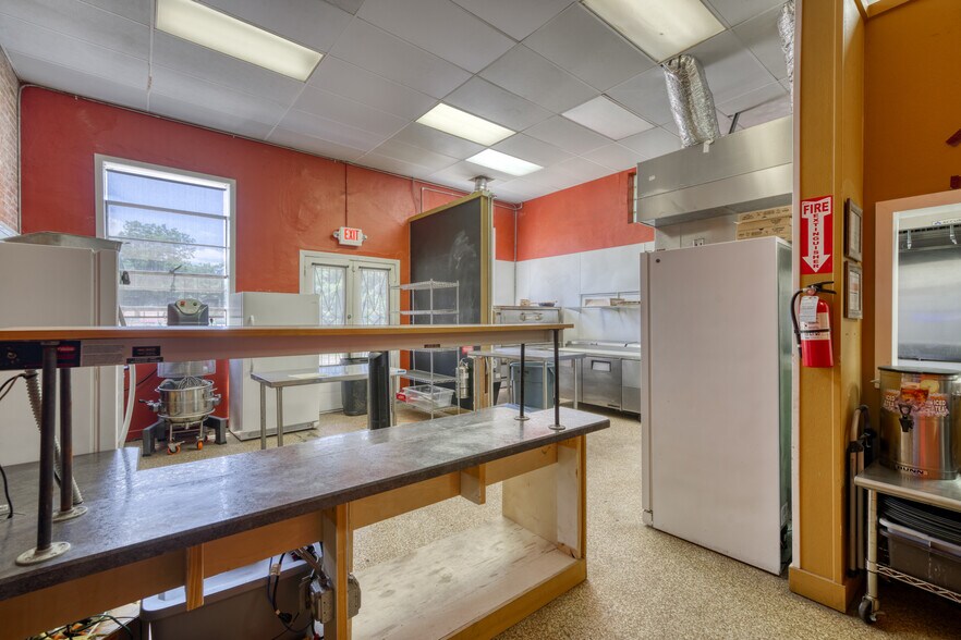 More Photos Of 514-520 N Railroad St, Burton Restaurant For Lease
