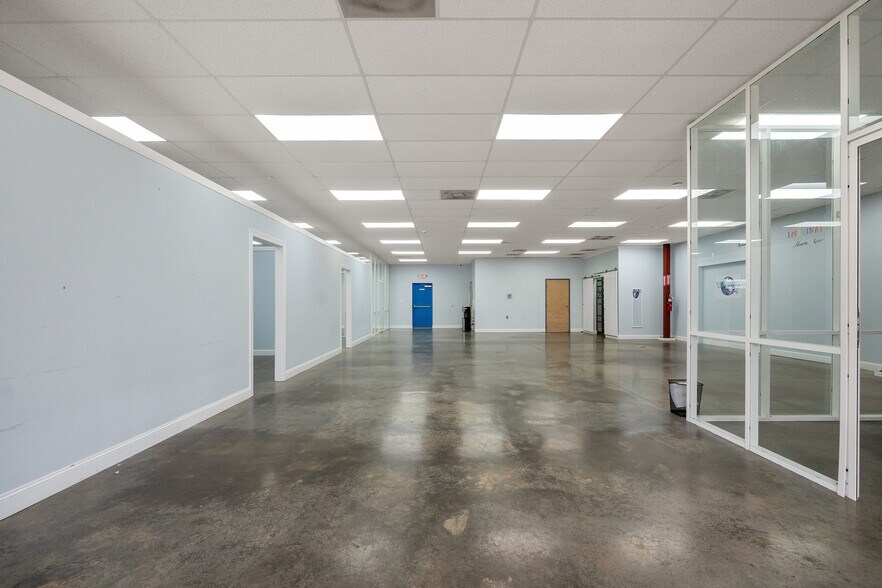 More Photos Of 2613-2617 Executive Point Dr, Monroe Showroom For Lease