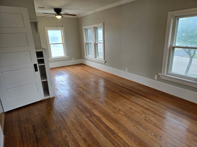 More Photos Of 1523 Avenue C, Katy Flex For Lease