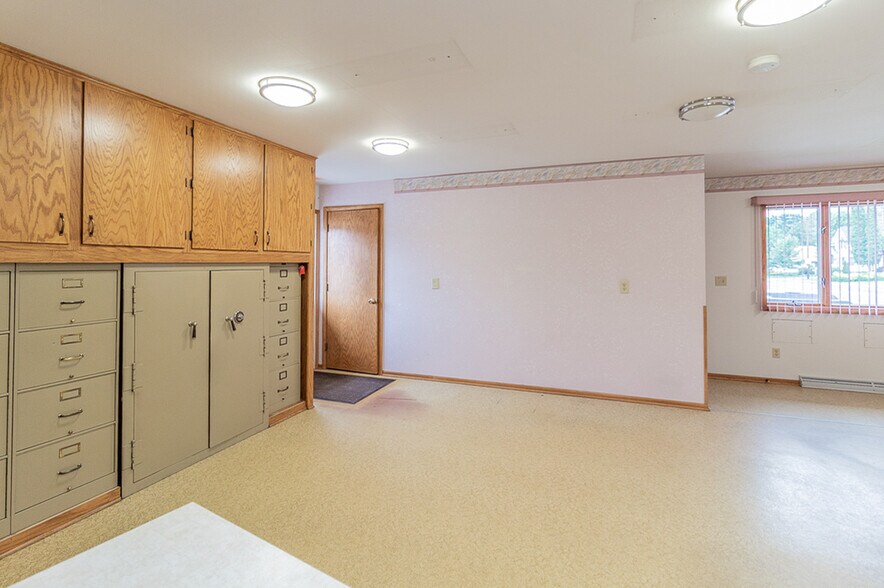 More Photos Of 104 S Main St, Marion Office For Sale