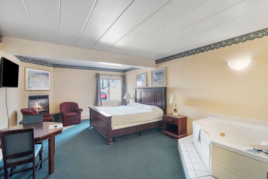 More Photos Of 604 N McEwan St, Clare Hotel For Sale