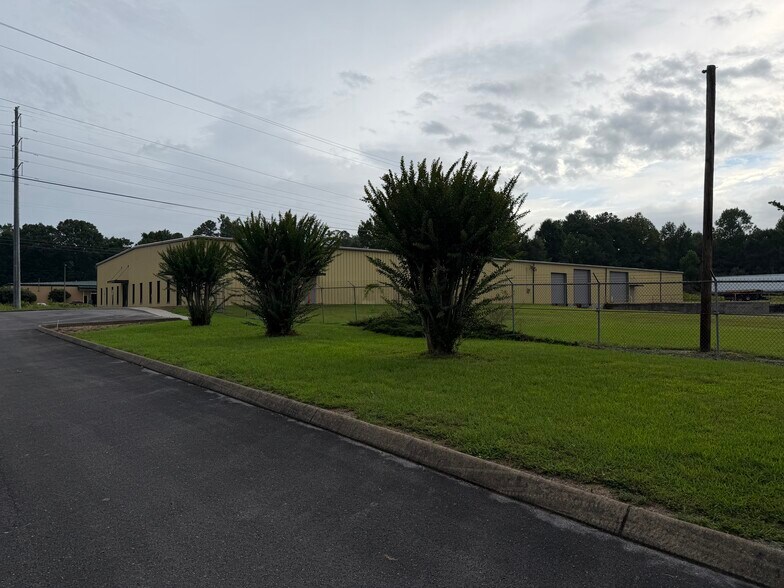 More Photos Of 519 Hill Rd, Dalton Warehouse For Lease
