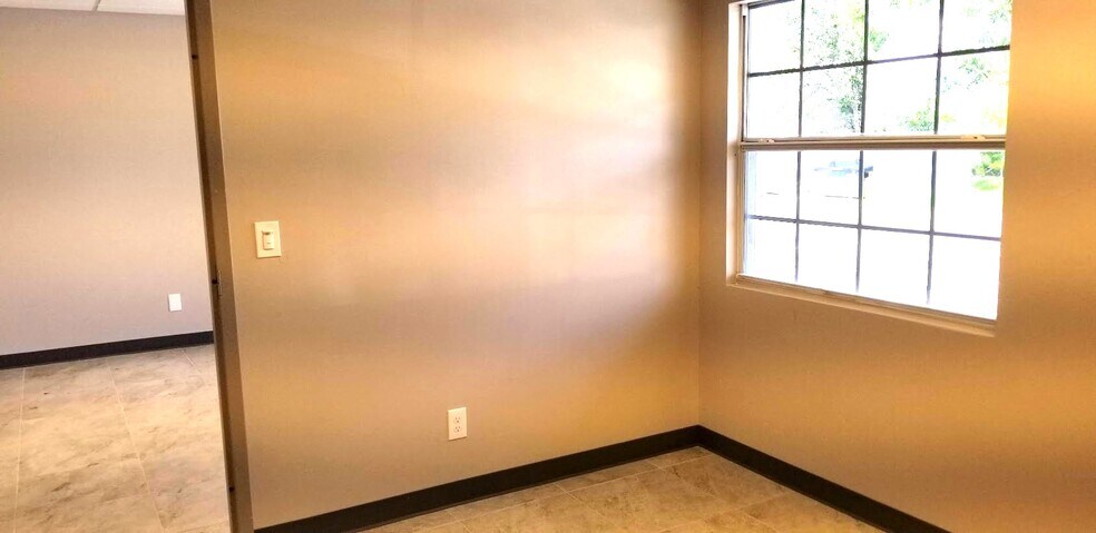 More Photos Of 1681-1687 Benchmark Ave, Fort Myers Warehouse For Lease