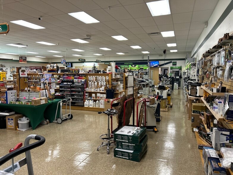 More Photos Of 2864 Roosevelt Blvd, Clearwater Showroom For Sale