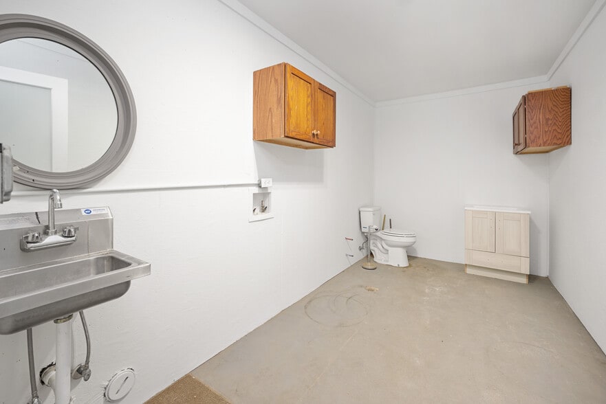 More Photos Of 6163 N Meridian Rd, Hope Flex For Sale