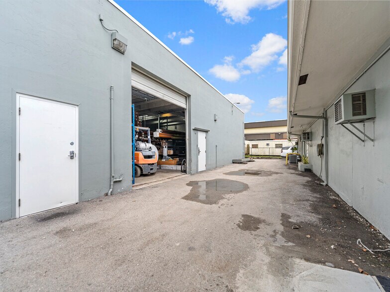 More Photos Of 4182 S University Dr, Davie Warehouse For Lease
