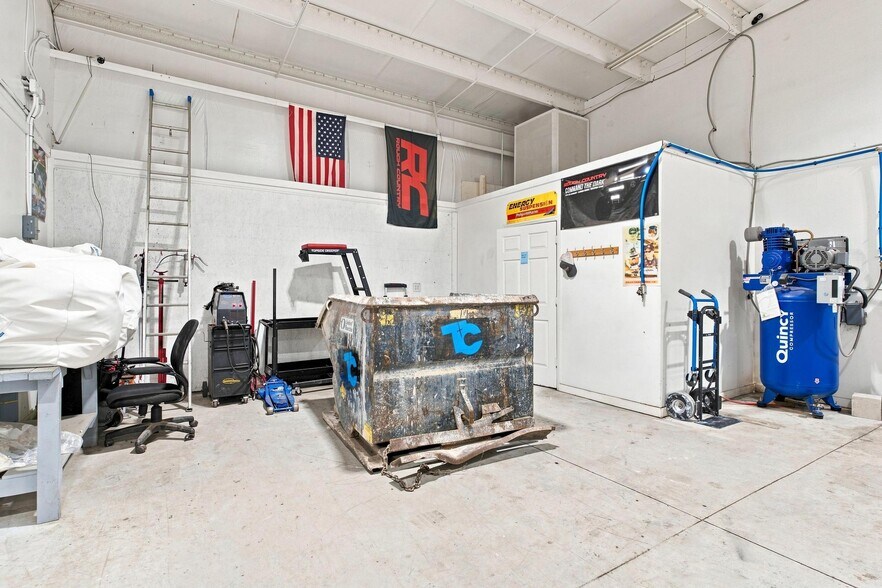 More Photos Of 2450 S US Highway 27/441, Fruitland Park Warehouse For Lease