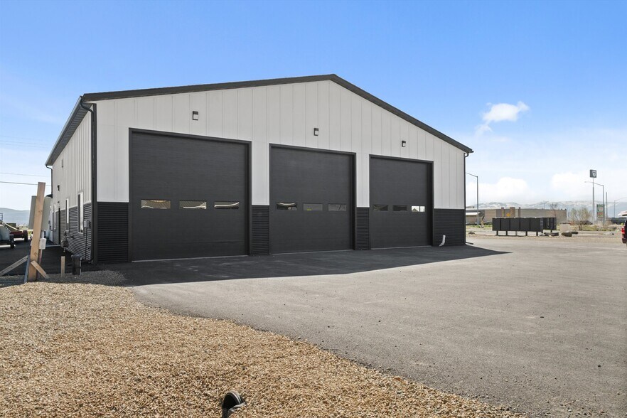 More Photos Of 7535 Roughsawn Dr, Helena Showroom For Lease