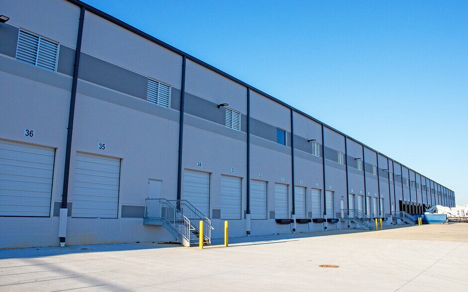 More Photos Of 1671 Greenbourne Dr, Greensboro Warehouse For Lease