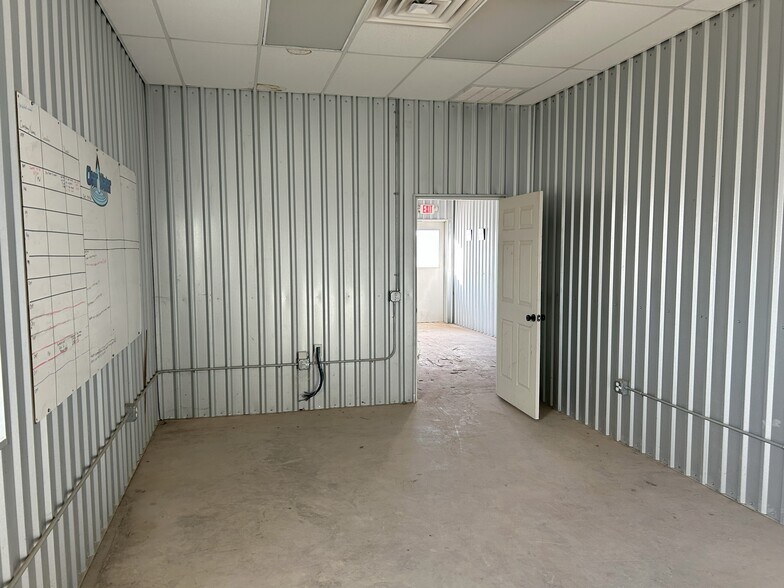 More Photos Of 2086 Oil Mill Rd, Pecos Warehouse For Lease