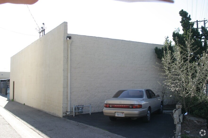 More Photos Of 2720 N Ontario St, Burbank Warehouse For Lease