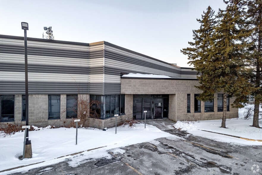 More Photos Of 1875-1905 Boul Lionel-Bertrand, Boisbriand Light Manufacturing For Lease
