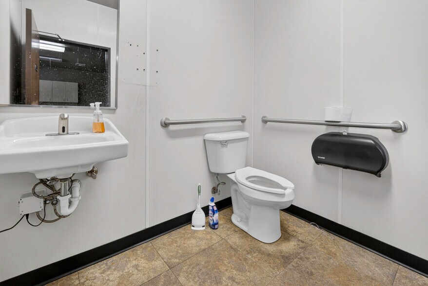 More Photos Of 2451 Van Buren St, Norman Warehouse For Lease