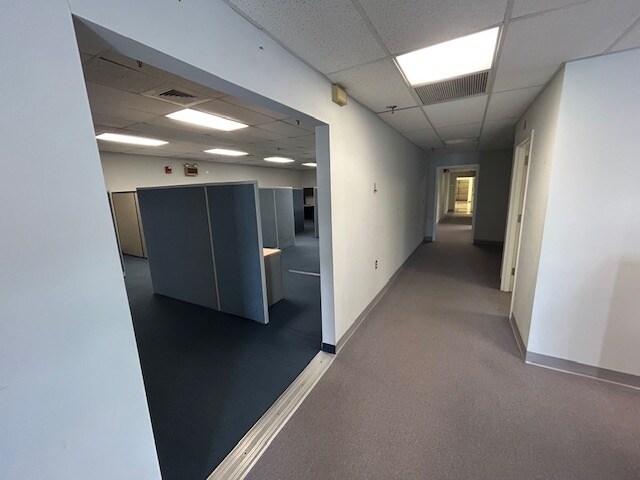 More Photos Of 7 Perimeter Rd, Manchester Light Manufacturing For Lease