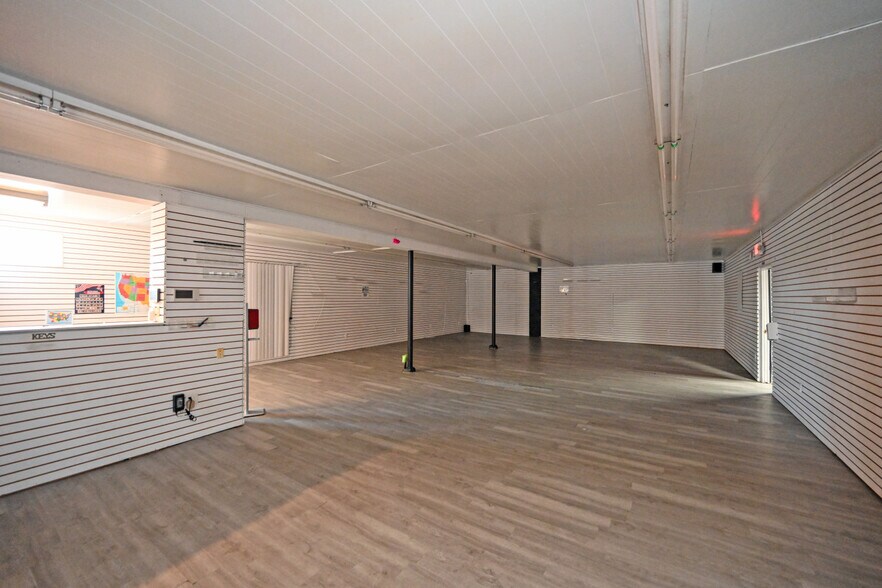 More Photos Of 6999 Colerain Ave, Cincinnati Storefront Retail Office For Lease