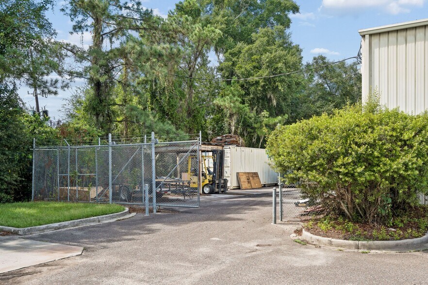 More Photos Of 497 Jessen Ln, Charleston Warehouse For Lease