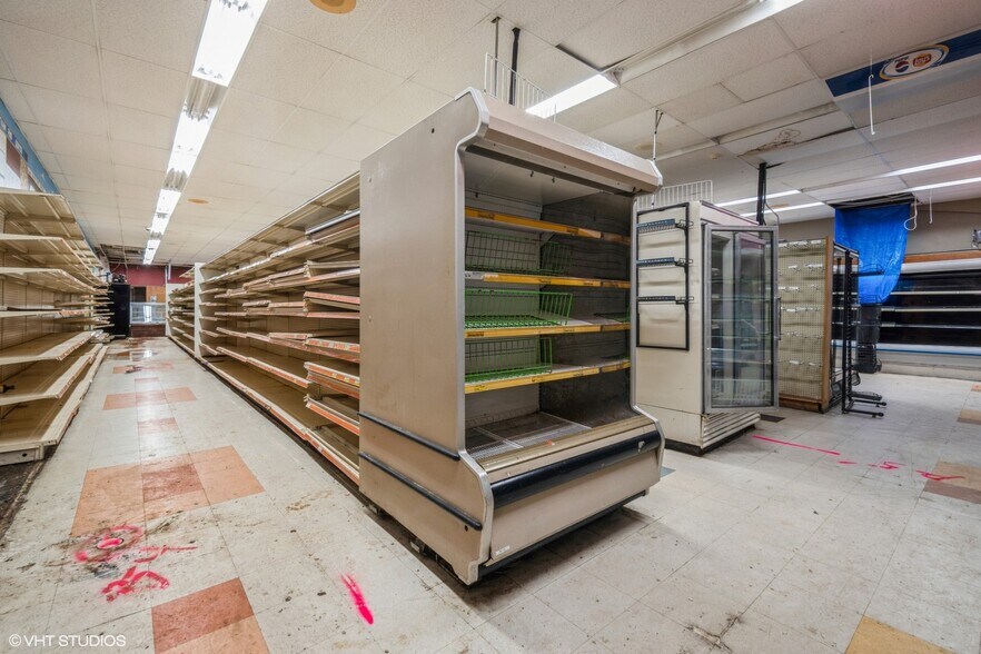 More Photos Of 327 E 79th St, Chicago Freestanding For Lease