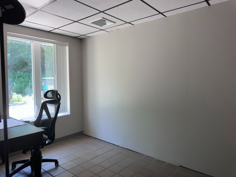 More Photos Of 166 Worcester Rd, Charlton Office For Lease