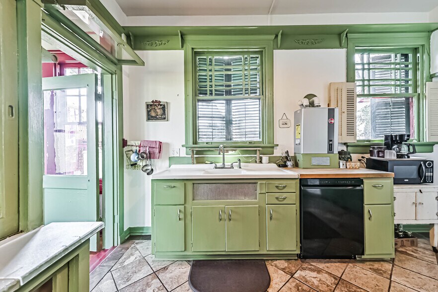 More Photos Of 2911 Broadway St, Galveston Office For Sale
