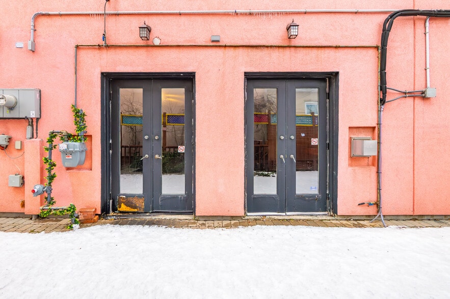 More Photos Of 277 Queen St S, Mississauga Storefront Retail Residential For Lease