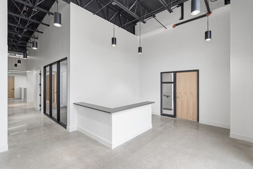 More Photos Of 1360 Horizon Ave, Lafayette Warehouse For Lease