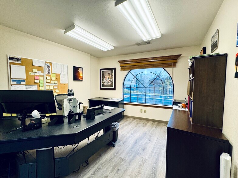 More Photos Of 2036 Railroad Ave, Redding Office For Sale