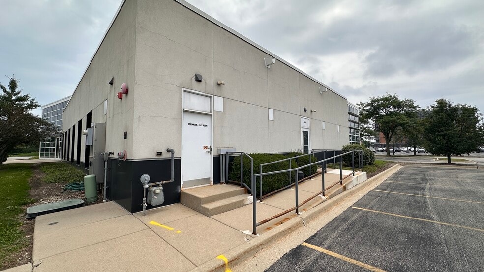 More Photos Of 444 Skokie Blvd, Northbrook Bank For Lease