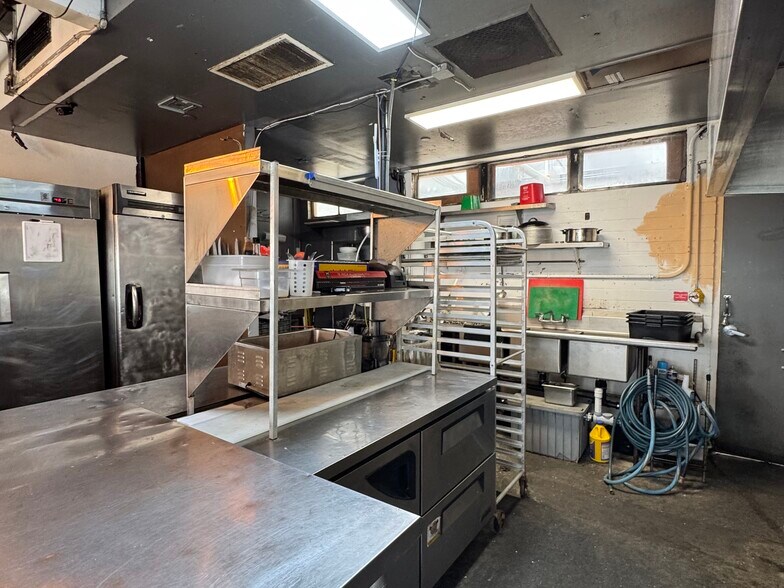 More Photos Of 675 Auahi St, Honolulu Restaurant For Lease