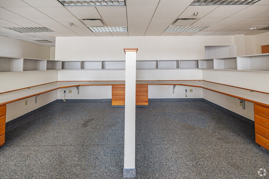More Photos Of 4400 Renaissance Pky, Warrensville Heights Showroom For Lease