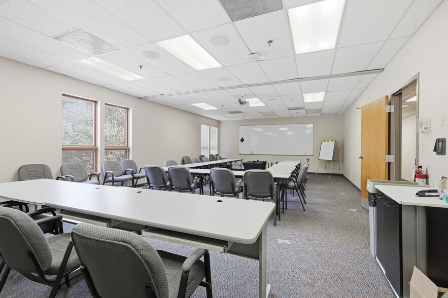 More Photos Of 3001 Lake Brook Blvd, Knoxville Office For Sale