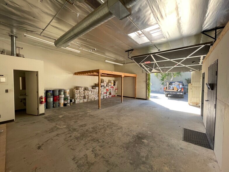 More Photos Of 15121-15127 Califa St, Van Nuys Warehouse For Lease