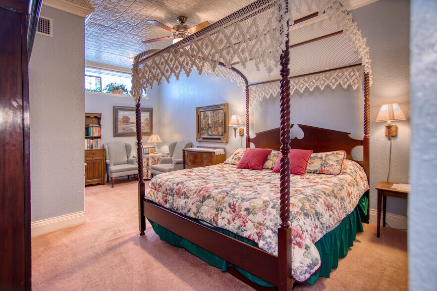 More Photos Of 226 Fort McKavitt St, Mason Hospitality For Sale