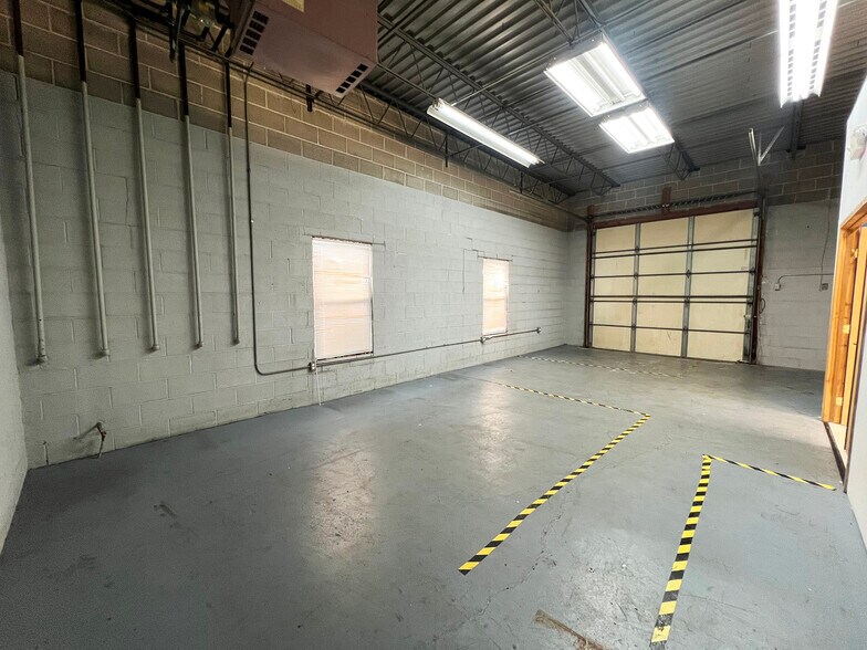 More Photos Of 225 James St, Bensenville Warehouse For Lease
