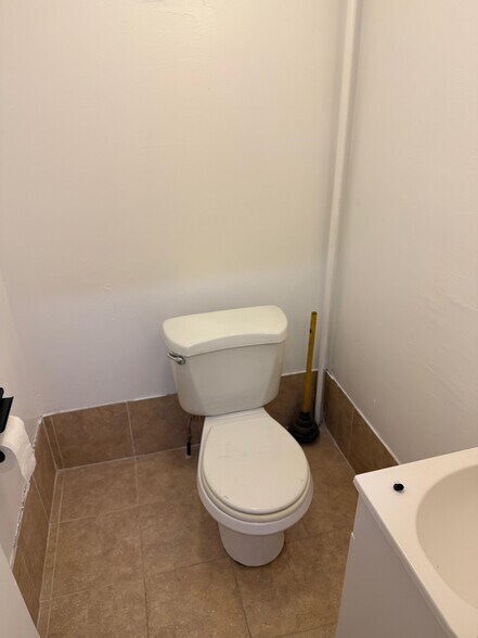 More Photos Of 21 E Marie St, Hicksville Storefront Retail Residential For Lease