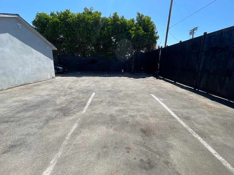 More Photos Of 16123 Wyandotte St, Van Nuys Service For Lease