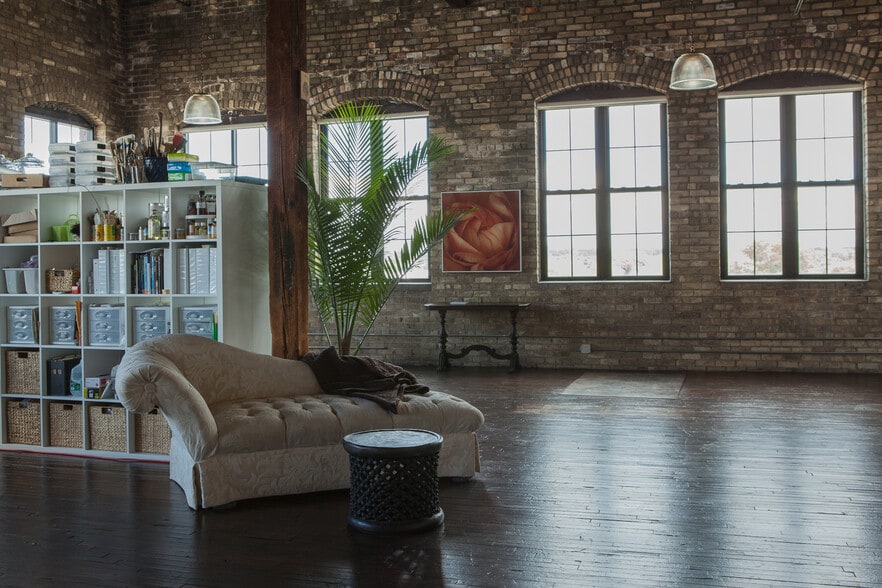 More Photos Of 1330 Quincy St NE, Minneapolis Showroom For Sale