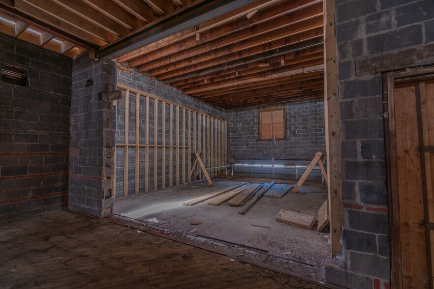 More Photos Of 4 Mill St, Bristol Restaurant For Lease