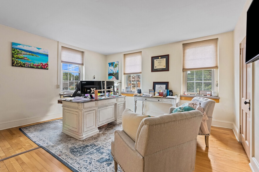 More Photos Of 501 Main St, Odessa Office For Sale
