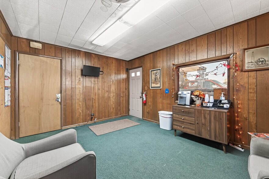 More Photos Of 917 E Main St, Eagle Lake Service Station For Sale