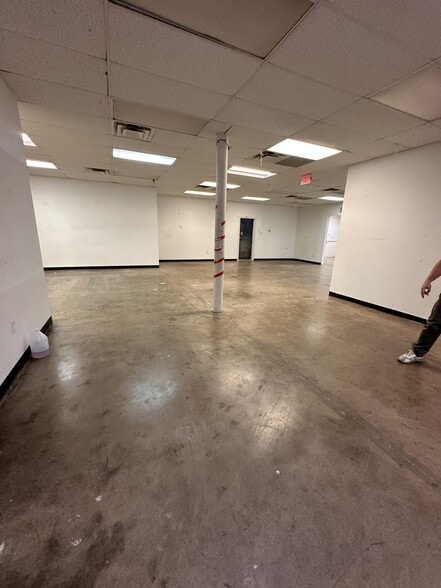 More Photos Of 551 N Shepherd Dr, Houston Showroom For Lease