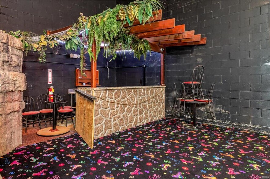 More Photos Of 512 Old Route 66, Saint Robert Showroom For Sale