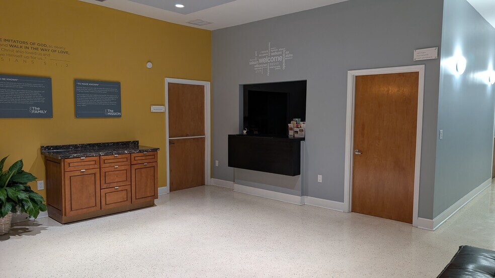 More Photos Of 8622 N Greenwood Ave, Tampa Religious Facility For Lease