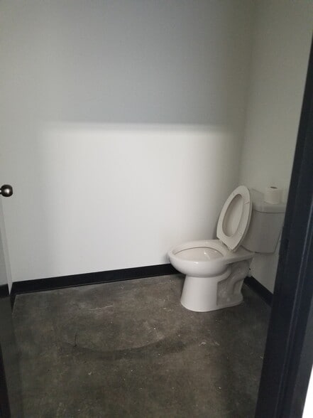 More Photos Of 729-739 Fullerton Ave, Addison Warehouse For Lease
